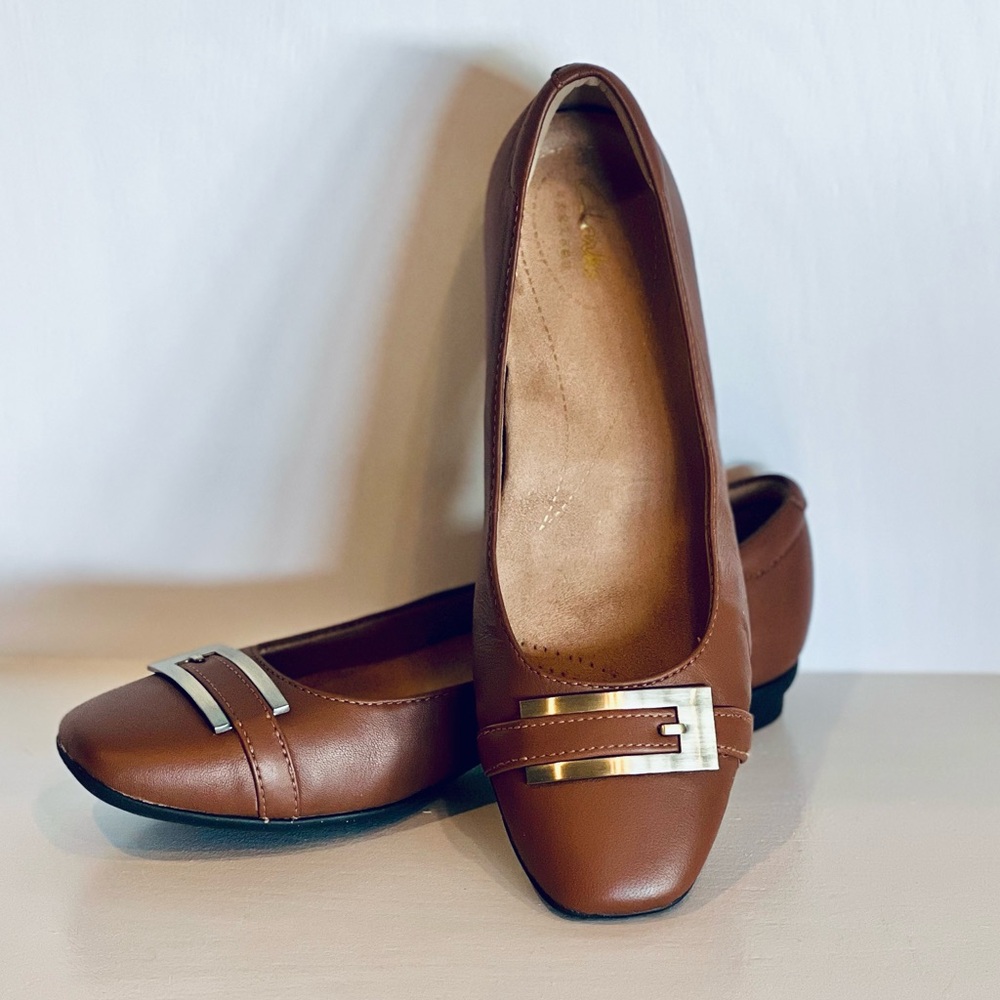 NWT. CLARKS Artisan. Candra Glare Dark Tan. Leather upper Ballerina Flats shoes.